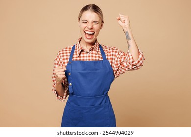 Mujer joven barista barman