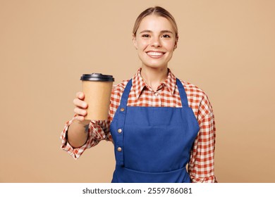 Mujer joven barista barman