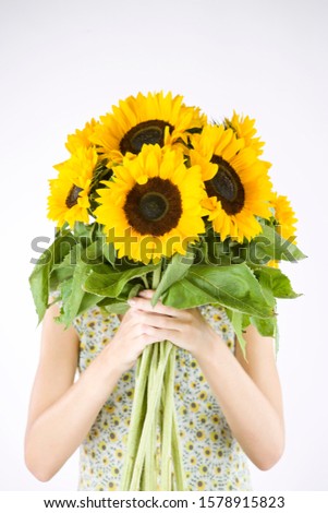 Sonnenblumen vor einem Haus