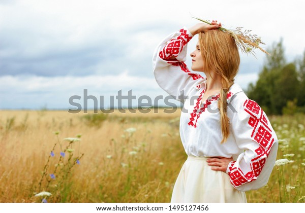 金色の小麦畑のベラルーシの民族衣装を着た若い女性 の写真素材 今すぐ編集