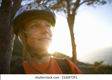 Junge Frau im Fahrradhelm, Lächeln, Nahaufnahme (Linsenflare)