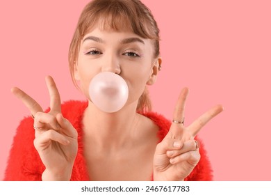 Mujer joven con chicle