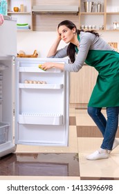 Jugendliche, die Kühlschrank im Hygienekonzept reinigen 