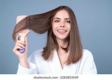 Joven peinado. Hermosa mujer cepilla pelos sanos. El peinado y el concepto de peinado. Peluquería de chica peinando y cepillando el pelo en el estudio. Mujer con peinado peinado de peine. Cepillo de pelo.