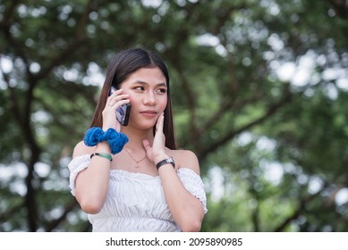 A Young Woman Consults With Her Dentist Over The Phone And To Set An Appointment For A Toothache. An Sudden Onset Of Pain.