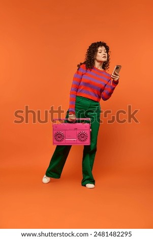 Foto Bild Vintage rosa Boombox gegen blauen Hintergrund