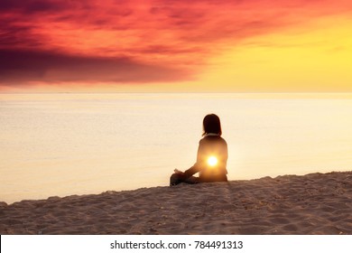 Junge Frau macht Yoga am Strand, inneres Lichtkonzept, spiritueller Hintergrund, doppelte Exposition
