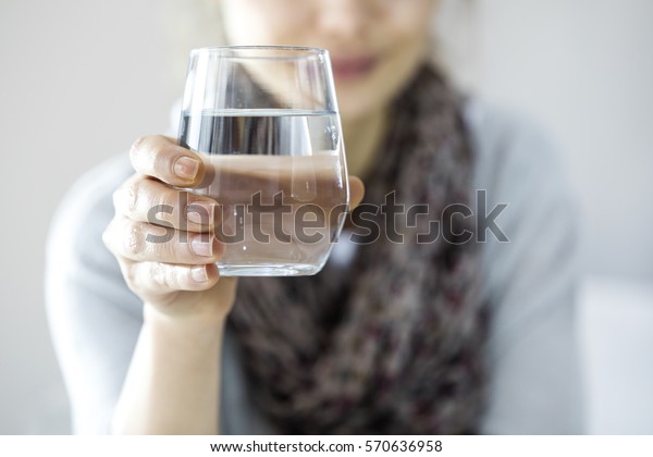 Jonge vrouw drinkwater