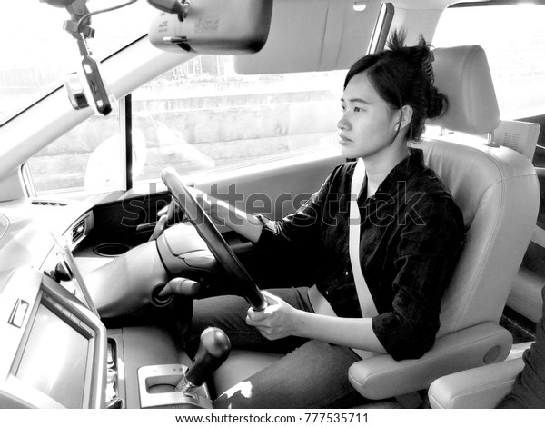 Young woman\
drive a car, safety first\
concept.