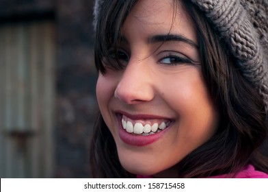junge Frau mit einem großen Lächeln Gesicht