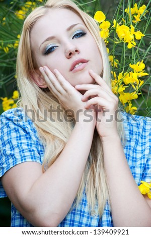 Similar – Fröhliche blonde Frau, die mit einem riesigen Gänseblümchen posiert.