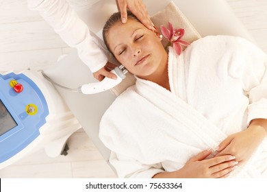 Young Woman Getting Radio Frequency Fat Reduction Treatment In Day Spa, Smiling.?