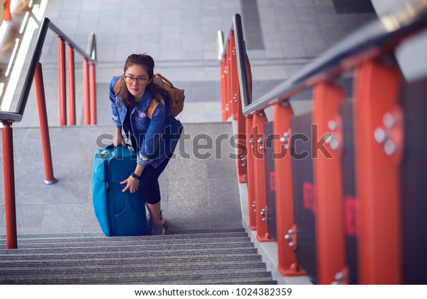 重いスーツケースを持って階段を上がる若い女性 Mrtの駅で 重いスーツケースを持って階段を上るアジア人女性 平面図 の写真素材 今すぐ編集