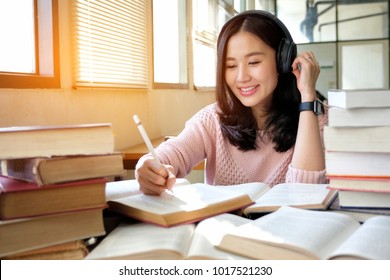 Study while. Музыка во время учебы Сток. Слушать музыку во время учебы. Listen to the Music while studying. I was studying while i was Listening to Music.