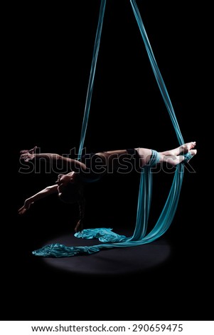 Similar – Rückenansicht einer nicht erkennbaren Frau in Aerial Dance Pose auf dem Kopf stehend