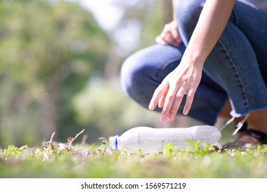 hand picking up trash