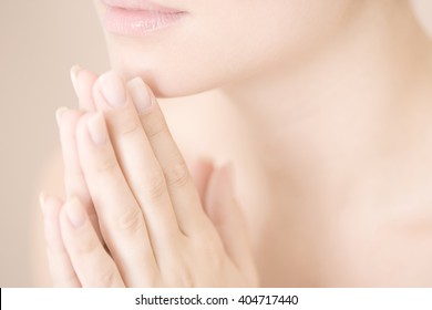 Joven con las manos juntas, rezando o meditando Foto de stock