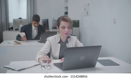 Young Woman Have A Bussiness Conversation At Work