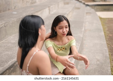 A young woman imagines strangling her boyfriend, much to her friend's amusement. Consoling a woman over relationship problems.