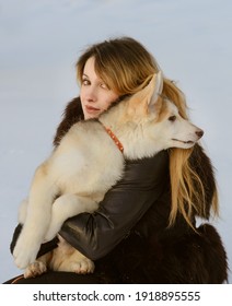 犬 抱っこ の写真素材 画像 写真 Shutterstock