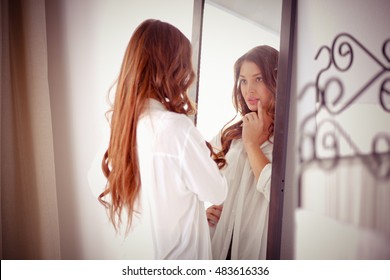 自分の姿を鏡に映した家の若い女性