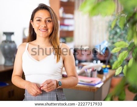 Young woman manager standing in office friendly welcoming clients Foto stock © 