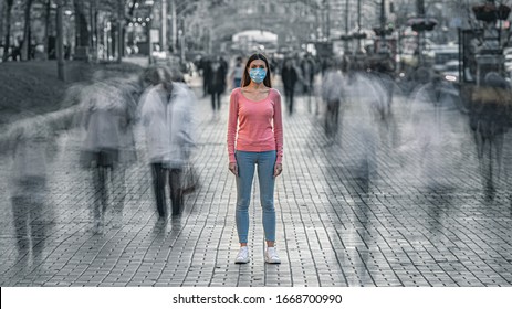 Die junge Frau mit medizinischer Maske steht auf der überfüllten Straße