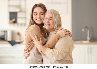 Junge Frau und Mutter verbringen Zeit zusammen zu Hause