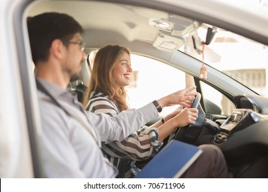 Junge Frau auf Fahrprüfung mit ihrem Lehrer
