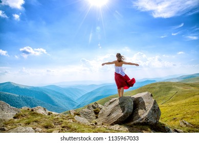 Junge Frau auf der Bergspitze
