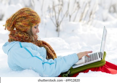 young woman outdoor using laptop