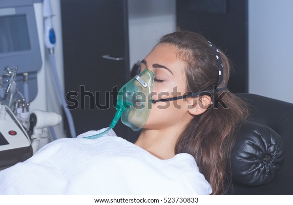 病院または化粧品サロンで酸素マスクを付けた若い女性 の写真素材 今すぐ編集