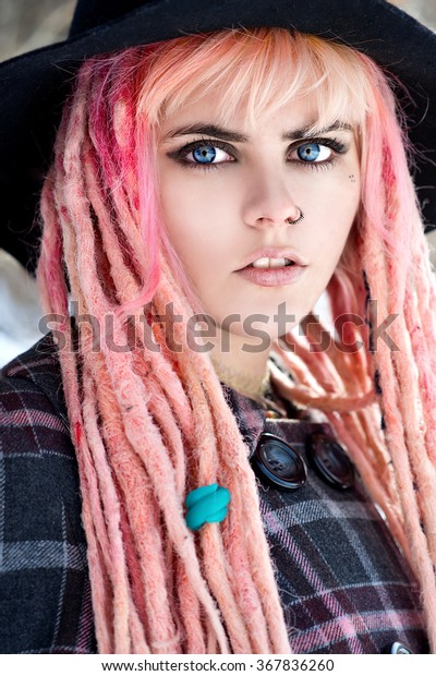 Young Woman Pink Dreads Bizarre Pink Stockfoto Jetzt