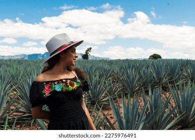 retrato de mujer joven sobre la hermosa vista de tequila Jalisco, México.