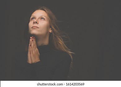 Junge Frau betet zu Gott. Christliche Lebenskrise Gebet zu Gott.