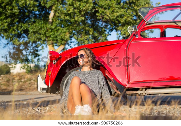Young woman\
resting at car trip by the\
countryside