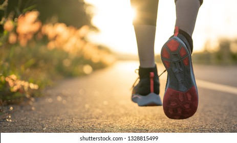 Junge Frau Läufer, die auf der Stadtbrücke läuft, Junge Fitnesslutlerin, die auf der Straße kandidiert 