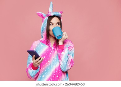 Mujer joven que usa