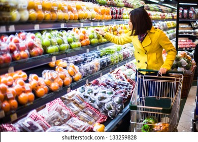 Junge Frau im Supermarkt einkaufen
