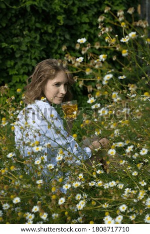 eine frau vor  einer blumenwiese. blumen pflücken