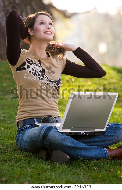 Young Woman Sitting On Grass Her Foto De Stock 3916333 Shutterstock