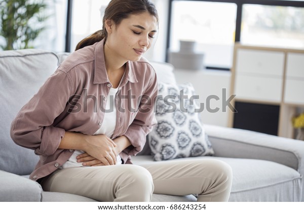「腹痛の若い女性」の写真素材（今すぐ編集） 686243254