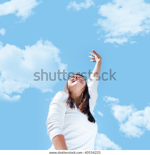 若い女が空に手を伸ばす の写真素材 今すぐ編集