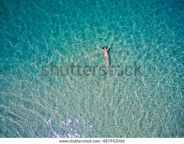 青い海で泳ぐ若い女性 平面図 ホワイトビーチ プーケット タイ の写真素材 今すぐ編集