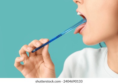 Joven con rasguño de lengua de fondo azul
