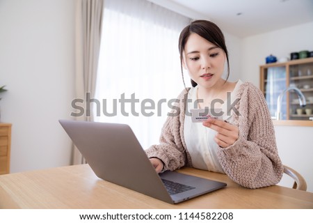 Young woman using card.