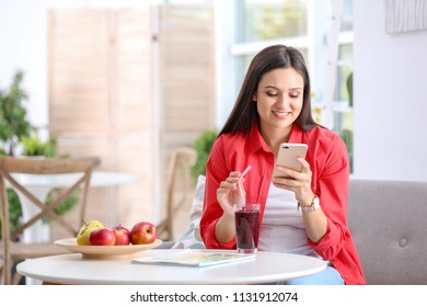 13,007 Eating And Using Mobile Images, Stock Photos & Vectors ...