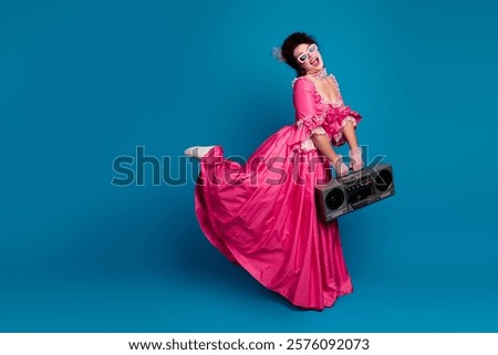 Similar – Foto Bild Vintage rosa Boombox gegen blauen Hintergrund