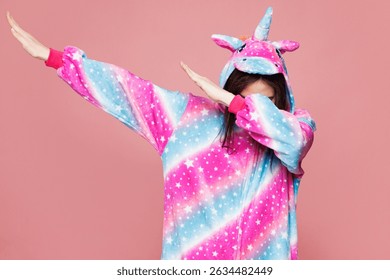 Mujer joven usa traje