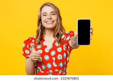 Mujer joven con vestido